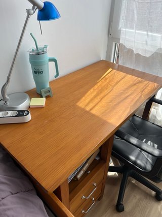 Escritorio de madera marrón
