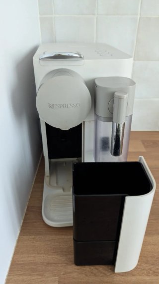 Cafetera Nespresso Lattissima One Blanca