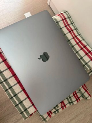 MacBook Pro 2018 SEMINUEVO (Batería 19 ciclos)