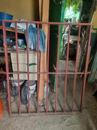 Ventana con reja y persiana