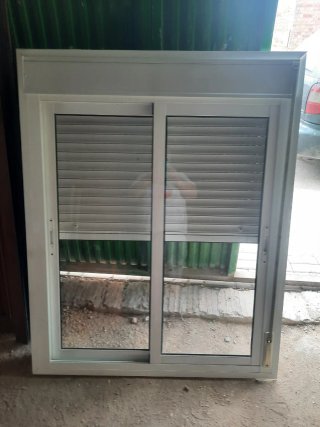 Ventana con reja y persiana