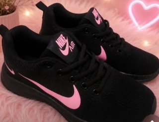 Tenis Nike Negros con Detalles Rosas