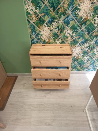 Cómoda de madera con 3 cajones