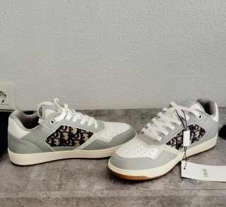 Zapatillas Dior grises y blancas