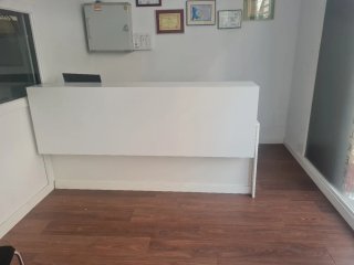 Mostrador de recepción blanco