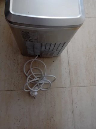 Macchina del ghiaccio argentata