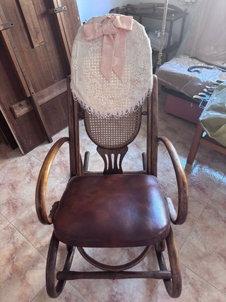 Mecedora vintage de madera y cuero