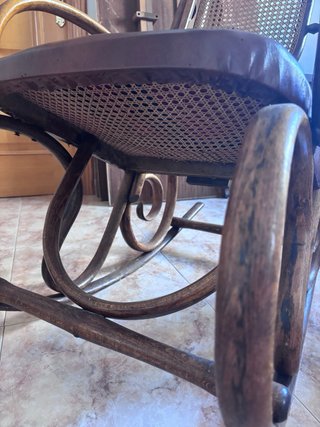 Mecedora vintage de madera y cuero