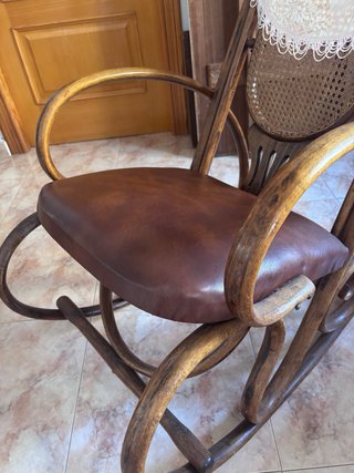 Mecedora vintage de madera y cuero
