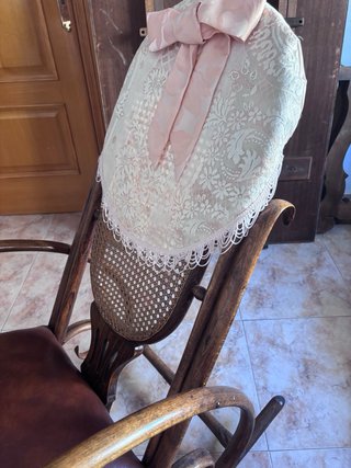 Mecedora vintage de madera y cuero
