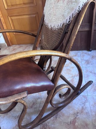 Mecedora vintage de madera y cuero