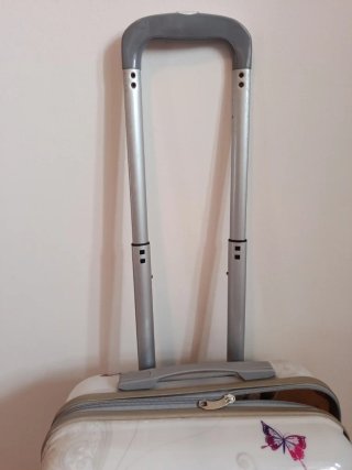 Maleta de viaje con diseño de mariposa