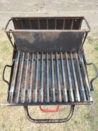 Barbecue a legna con griglia in Acciaio