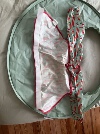 Babero impermeable con accesorio de mesa