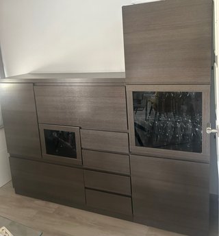 Vitrina de madera y cristal.
