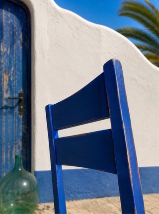 Sillas azules mediterráneo con estampado sardinas