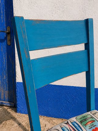 Sillas azules mediterráneo con estampado sardinas