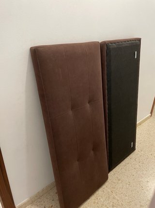 Cabezal de cama marrón de tela