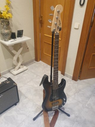 Bajo Eléctrico 4 Cuerdas + ampli +soporte +bandana