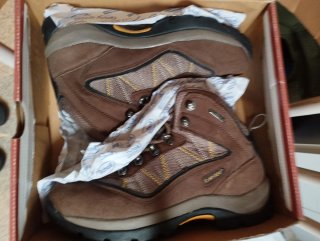 Botas de montaña marrones