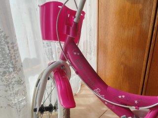 Bicicleta infantil rosa, como para 5 años