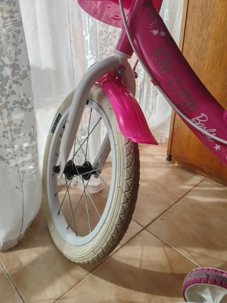 Bicicleta infantil rosa, como para 5 años
