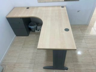 Mesa de oficina angular + cajonera