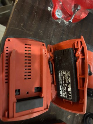 Atornilladora Hilti con cargador y tornillos