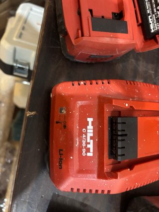 Atornilladora Hilti con cargador y tornillos