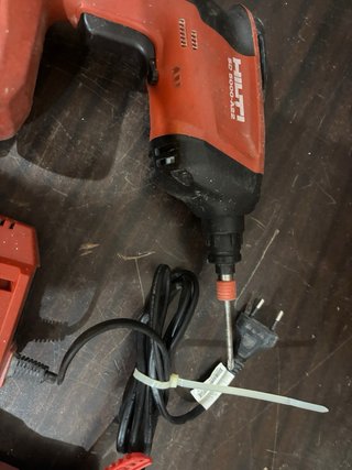 Atornilladora Hilti con cargador y tornillos