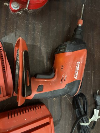 Atornilladora Hilti con cargador y tornillos