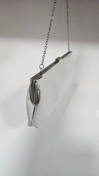 Bolso de mano blanco con cadena plateada