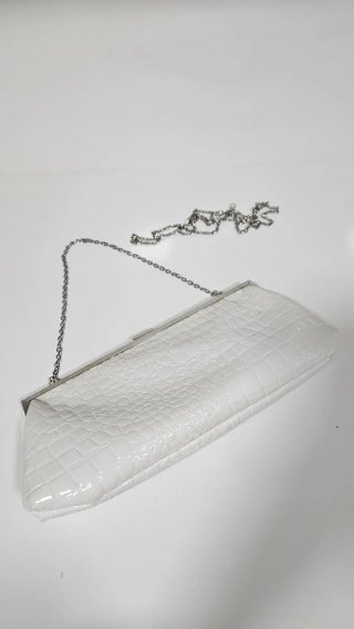 Bolso de mano blanco con cadena plateada