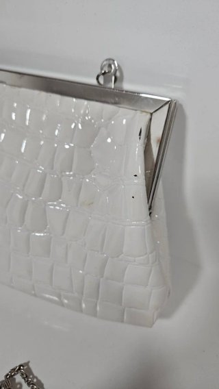 Bolso de mano blanco con cadena plateada