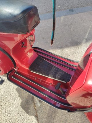Vespa P200E Roja