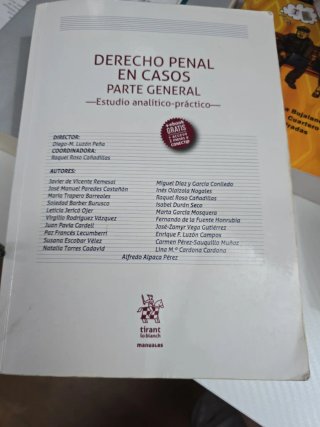 Derecho penal en casos parte general : estudio ...