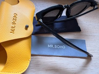 Gafas de sol Mr. Boho negras y funda amarilla