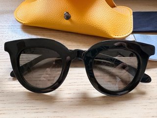 Gafas de sol Mr. Boho negras y funda amarilla