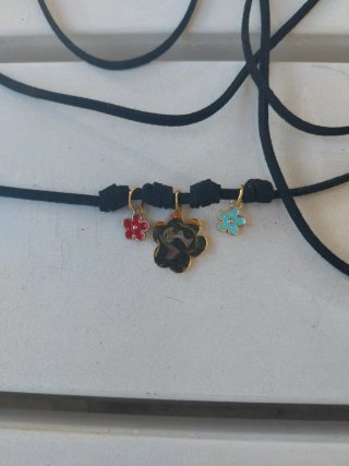 Choker nero con ciondoli fiorellini e zampina