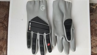 Guantes de moto grises con protecciones