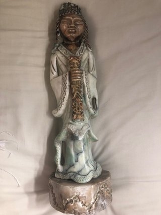 Figura asiática de jade y bronce