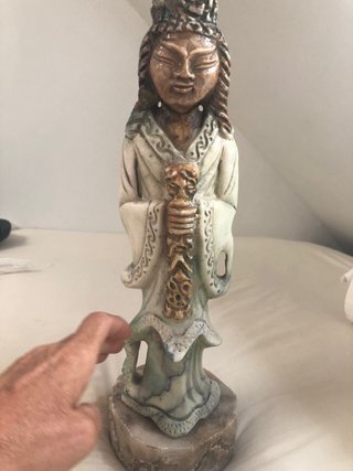 Figura asiática de jade y bronce