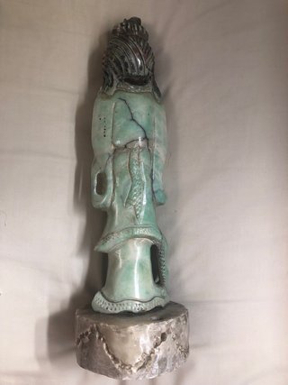Figura asiática de jade y bronce