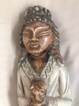 Figura asiática de jade y bronce