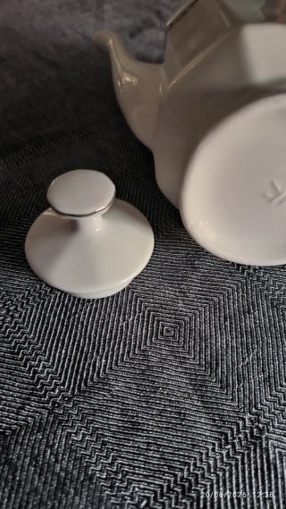 Cafetera de porcelana con flores