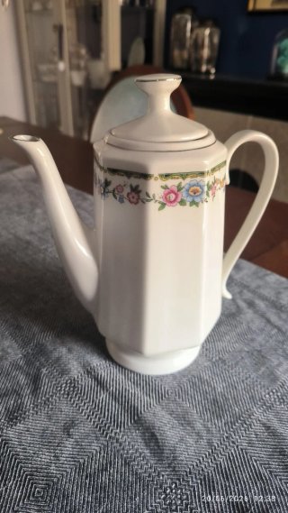 Cafetera de porcelana con flores