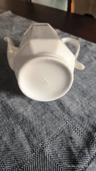Cafetera de porcelana con flores