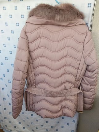 Chaqueta rosa con cuello de pelo