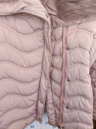 Chaqueta rosa con cuello de pelo
