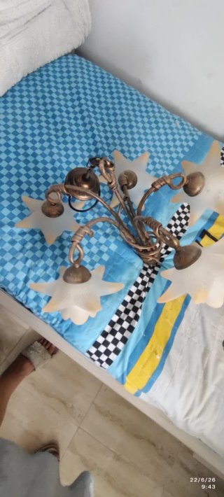 Lámpara de mesa y 2 mesitas de noche